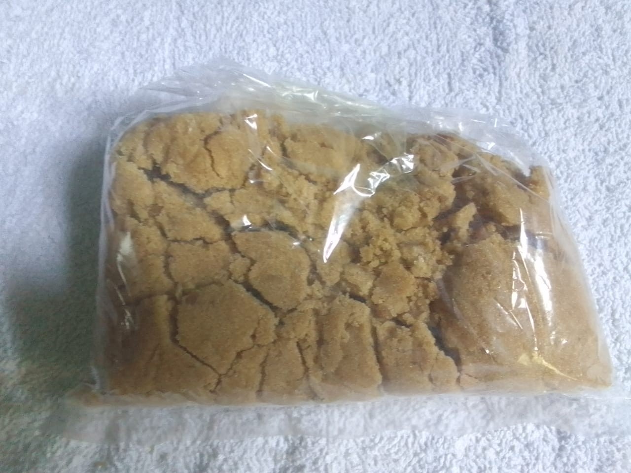 আখের গুড়ের তৈরী লাল চিনি